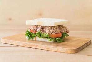 sándwich de atún en tablero de madera foto