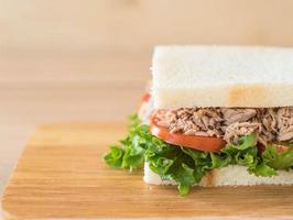 sándwich de atún en tablero de madera foto