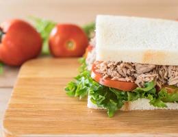 sándwich de atún en tablero de madera foto