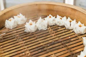 bollo chino caliente en dim sum de bambú foto