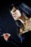 joven y bella mujer fumar cigarrillo foto