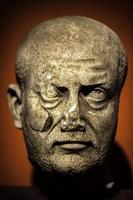 estatua de cara de mármol griego antiguo foto