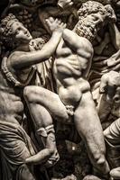 histórica estatua de mármol griego antiguo foto