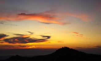 nubes suaves oscuras y brillantes en el cielo foto