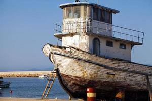 barco de pesca detallado alto y el concepto de mar foto