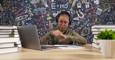 niño estudiando y hablando con auriculares video