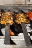 parrilla de barbacoa de comida de pollo en llamas foto