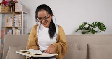lunettes de fille heureuse en lisant un livre