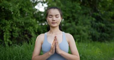 señora haciendo yoga meditación al aire libre video