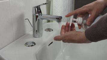 hombre irreconocible lavándose las manos