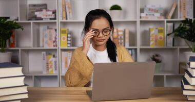 menina sonolenta checando no computador video