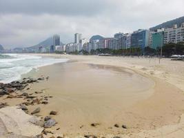 playa de copacabana vacía durante la cuarentena por coronavirus foto