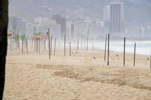 Vacía la playa de Copacabana durante la cuarentena por coronavirus en Río de Janeiro, Brasil