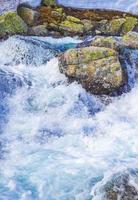 Hermoso río storebottane en el lago Vavatn, Hemsedal, Noruega foto