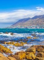 Paisaje costero de la bahía de Falsa en Simons Town, cerca de Ciudad del Cabo en Sudáfrica