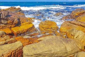 Paisaje costero de la bahía de Falsa en Simons Town, cerca de Ciudad del Cabo en Sudáfrica foto