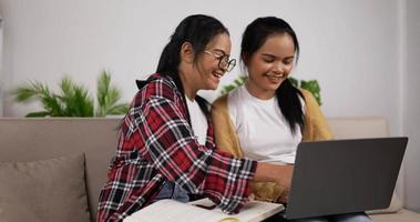 meninas gêmeas aprendendo online através de seus laptops video