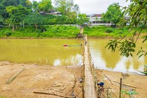 Puente de bambú sobre el río Mekong en Luang Prabang, Laos, 2018