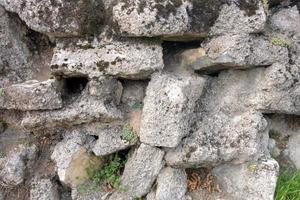 pared hecha de piedras grises foto