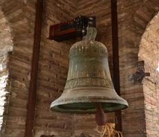 campana antigua en una torre de un edificio antiguo foto