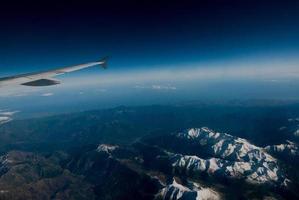 vista de ventana de avión con cielo azul y nubes. foto