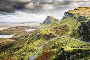 vista horizontal de las montañas quiraing, escocia foto