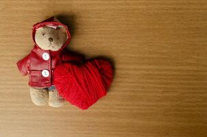 romántico con peluche y corazón rojo para el concepto de día de San Valentín foto