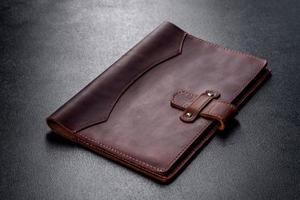 hermosa funda de cuero marrón hecha de cuero diseñada para un cuaderno foto