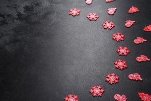 elementos rojos y blancos que se utilizan para decorar el árbol de navidad foto