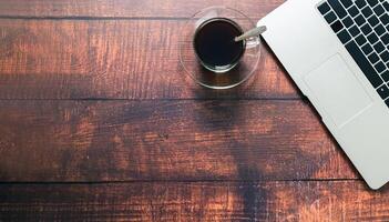 tazas de café y computadoras portátiles en el escritorio foto