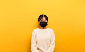 mujer asiática con una máscara de prevención del virus corona foto