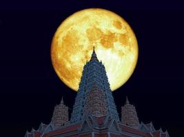 luna llena de sangre sobre la pagoda buddhagaya en el cielo nocturno foto
