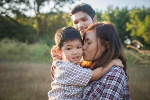 familia joven feliz pasar tiempo juntos afuera. concepto de amor familiar foto