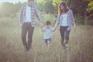 familia joven feliz pasar tiempo juntos afuera. concepto de amor familiar foto