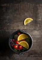 Ensalada fresca con rodaja de naranja sobre un fondo de madera foto