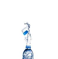 salpicaduras de agua de una botella de plástico foto