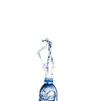 salpicaduras de agua de una botella de plástico foto