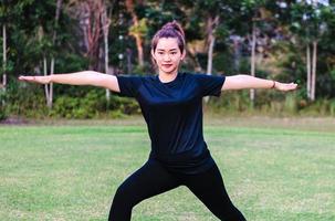 hermosa mujer asiática - yoga en el parque foto