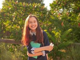 Chica de escuela. una colegiala se divierte en la calle foto