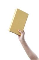 mano que sostiene el libro pastel sobre fondo blanco foto