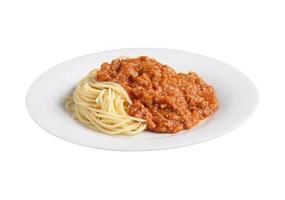 Cerrar un espagueti y salsa roja en un plato blanco sobre fondo blanco. foto