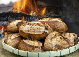 canasta de pan horneado en un horno de leña foto