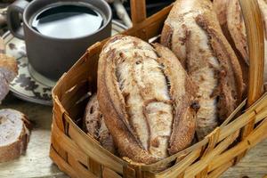 canasta de pan horneado en un horno de leña foto