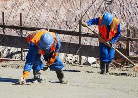 trabajadores que trabajan en el sitio de construcción. foto