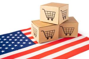Caja con carrito de compras bandera de Estados Unidos de América, importación y exportación en línea foto