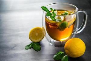 té con limón y menta en taza transparente