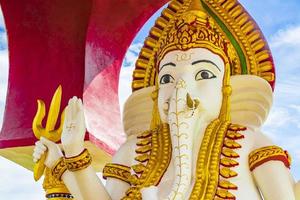 Estatua del dios elefante en el templo Wat Plai Laem en la isla de Koh Samui, Tailandia foto