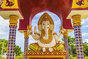 Colorida estatua del dios elefante en el templo Wat Plai Laem, en la isla de Koh Samui, Tailandia foto