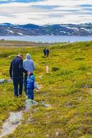 Excursionistas en el lago Vavatn en Hemsedal, Noruega