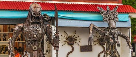 Robots samui hechos de piezas metálicas en Koh Samui, Tailandia, 2018 foto